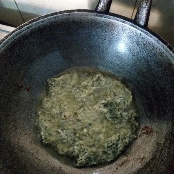 Goreng dalam minyak panas dengan api sedang hingga kecoklatan. Angkat dan tiriskan.