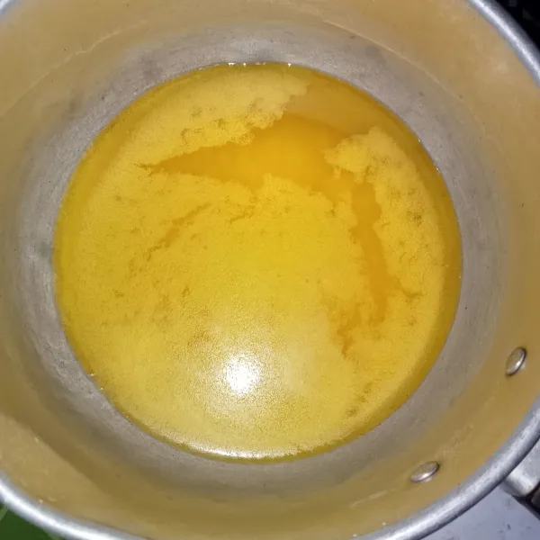 lelehkan butter, sisihkan.