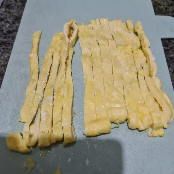 Potong memanjang telur dadar.
