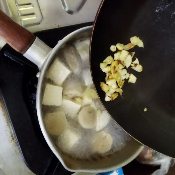 Masukkan tumisan bawang kedalam rebusan tahu dan bakso. beri garam, lada dan gula. tes rasa lalu masukkan potongan tomat