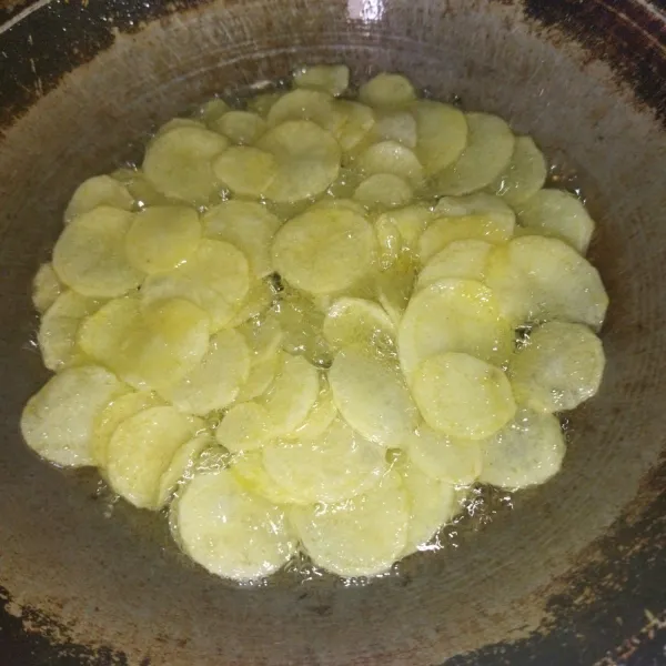 Lalu goreng kentang dalam minyak yang banyak, goreng kentang hingga terendam dalam minyak goreng yang sudah panas.