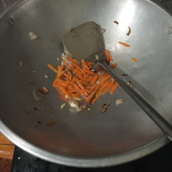 Tumis bawang putih dan bawang merah hingga harum, masukkan wortel. Aduk hingga layu.