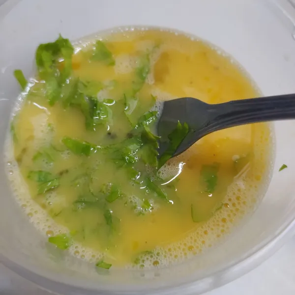 Isian onigiri : kocok telur, garam, merica bubuk, susu dan seledri cincang sampai rata.