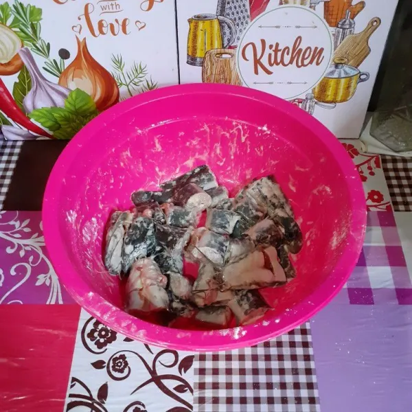 Taburi 1 sdm tepung terigu dan aduk rata.