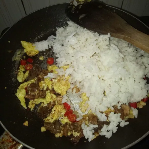 Kemudian masukan sate ayam dan nasi. Aduk sampai tercampur rata,lalu beri bumbu garam dan penyedap rasa. Aduk rata.