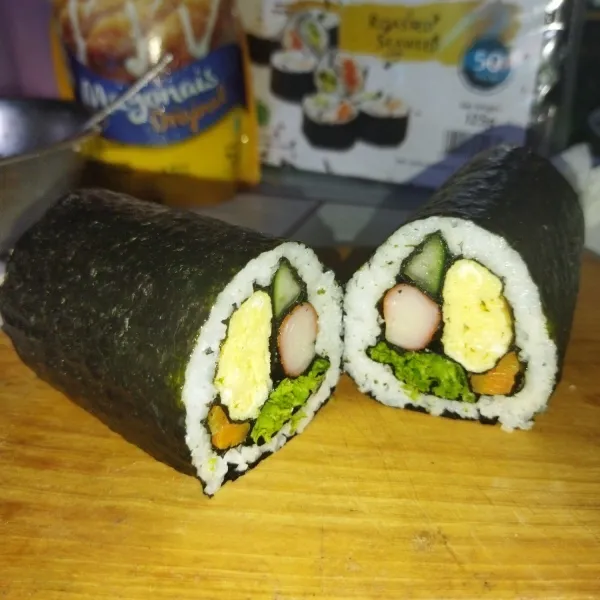 Lalu potong kimbab menjadi 2 bagian dulu.