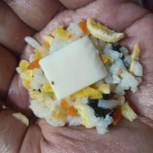 Ambil campuran nasi, beri keju slice yang sudah dipotong kecil