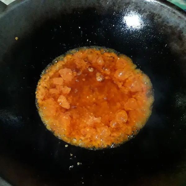 Panaskan secukupnya minyak goreng, masukkan bumbu halus.