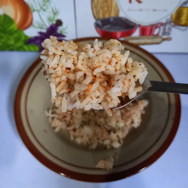 Campurkan nasi dan boncabe.