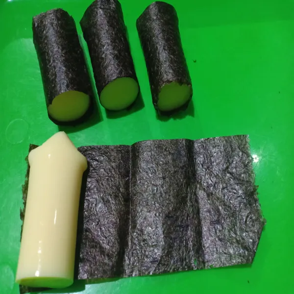 Potong egg tofu lalu gulung dengan nori, setelah itu potong ±1,5cm atau sesuai selera