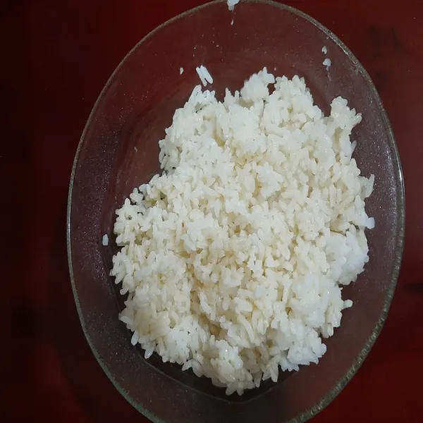 campurkan nasi dan minyak wijen