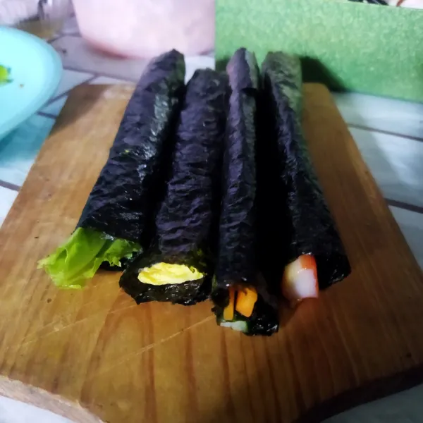 Jadi ada 5 gulungan nori, masing-masing berisi telur gulung, timun Jepang, wortel, crab stick dan sosis.