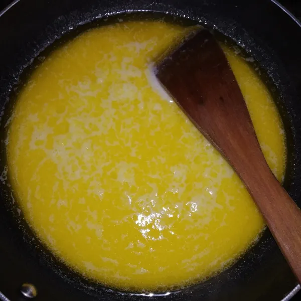 Masak air, fibercreme dan margarin dengan api kecil sampai mendidih.
