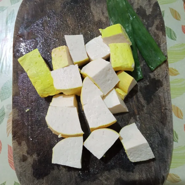 Potong-potong tahu dan daun bawang