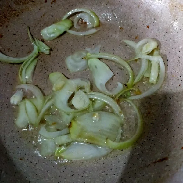 Panaskan minyak goreng, tumis bawang bombay hingga harum.