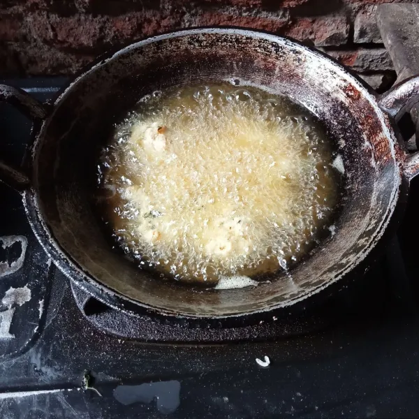 Ambil adonan dengan sendok. Masukan ke dalam minyak panas. Goreng hingga berwarna keemasan. Angkat dan tiriskan