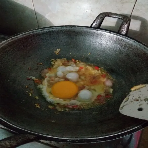 Tambahkan telur, buat orak-arik. Masak hingga telur matang.