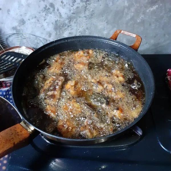 Goreng ikan lele sampai kecokelatan.