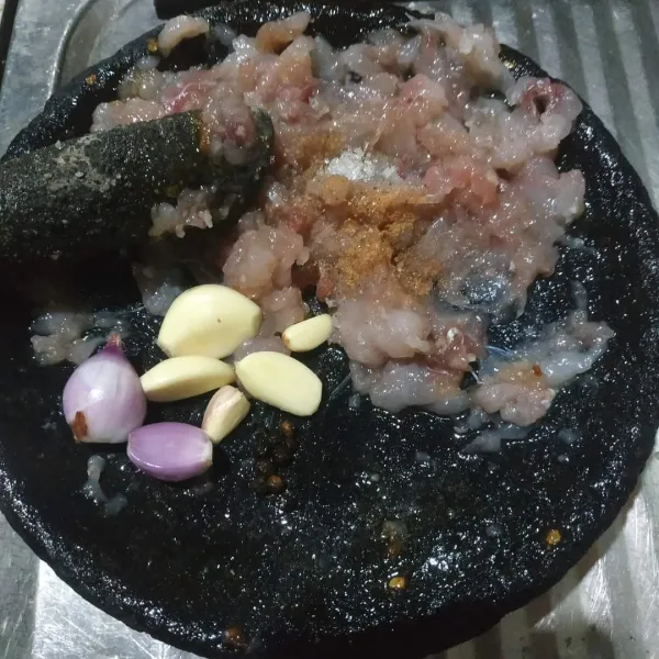 Haluskan daging ikan. Kemudian siapkan bumbunya dan dihaluskan bersama dengan ikan.