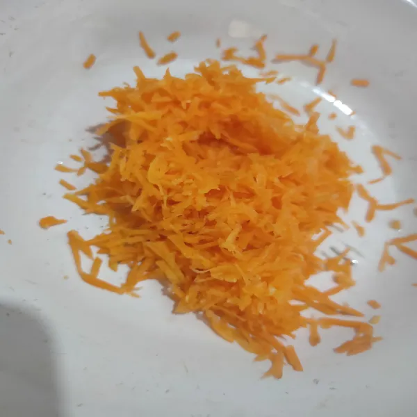 Cuci wortel kemudian parut menggunakan parutan keju lalu sisihkan