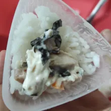 Tambahkan isian, kemudian tambahkan nasi lagi. Tekan dan keluarkan dari cetakan.