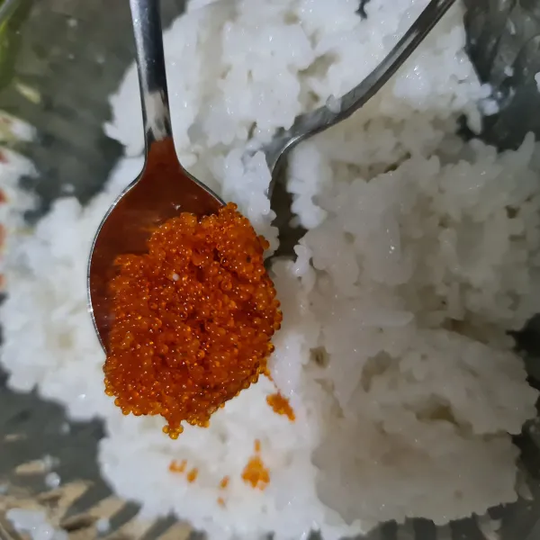 Tambahkan tobiko, aduk rata. Koreksi rasa.