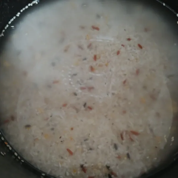 Tambahkan air dan masak menggunakan rice cooker hingga matang