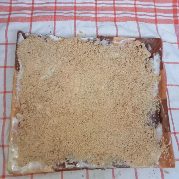 Panggang kue selama 25 menit, dengan suhu 190° menggunakan api bawah selama 20 menit dan api atas selama 5 menit. Sesuaikan dengan oven masing-masing, punya saya oven gas jadi matangnya lebih cepat. Setelah kue matang, balik kue dan lepaskan kertas roti kemudian olesi dengan butter cream dan beri taburan mente yang sudah dihaluskan.