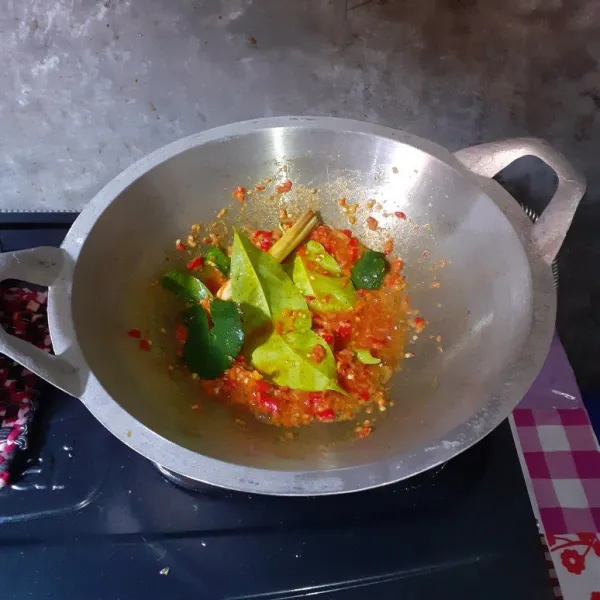 Tumis bersama daun salam, daun jeruk, serai, dan lengkuas.
