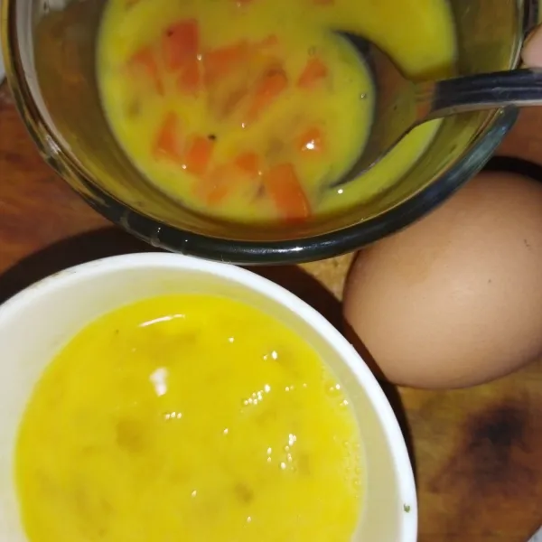 Siapkan telur, saya pakai 2 mangkuk kecil dulu, setiap mangkuk, berisi 1 butir telur, beri garam dan kaldu bubuk secukupnya, lalu salah satu mangkuk diberi potongan wortel.