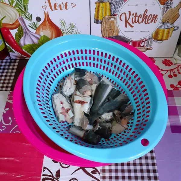 Bersihkan ikan lele dan potong kecil-kecil.