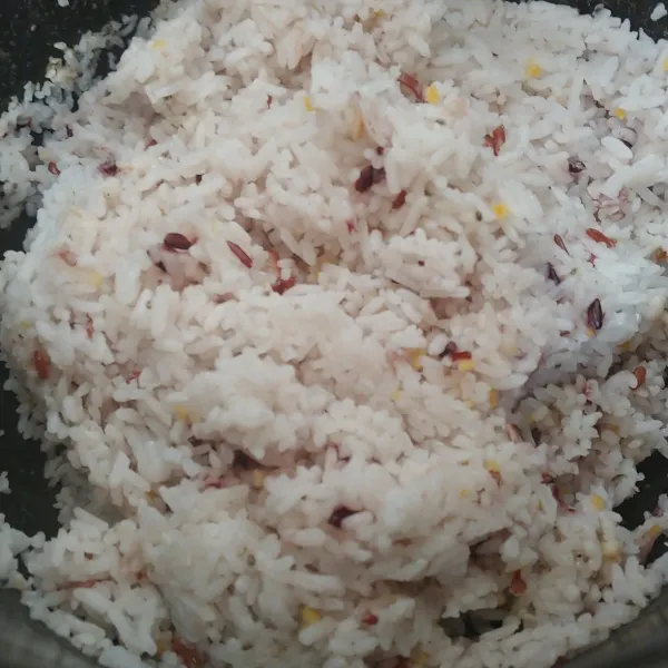 Siapkan nasi hangat yang di masak dengan campuran kongbab lalu beri mirin home made, aduk hingga merata.