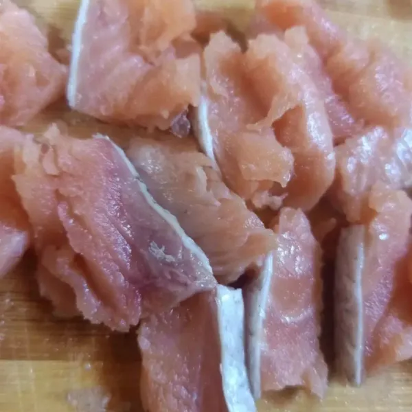 Marinasi salmon yang telah dipotong-potong, sisihkan.