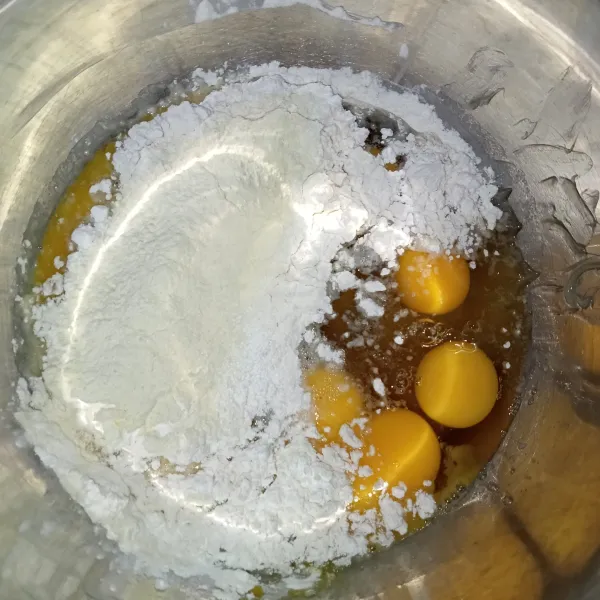 Campurkan semua bahan kecuali butter.
