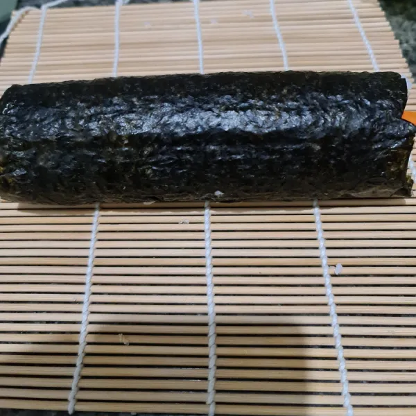 Lalu gulung dan padatkan, potong sesuai selera.