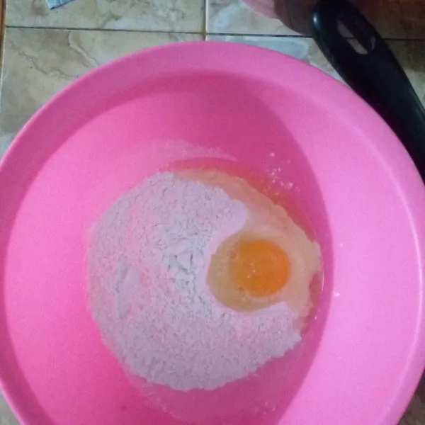 Siapkan baskom, masukkan tepung terigu, garam dan telur.