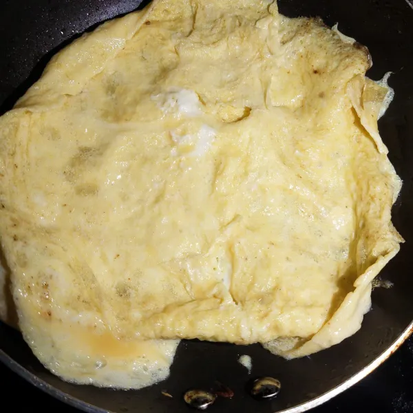 Kemudian kocok telur dengan garam dan penyedap rasa, aduk sampai rata lalu goreng hingga matang dan sisihkan