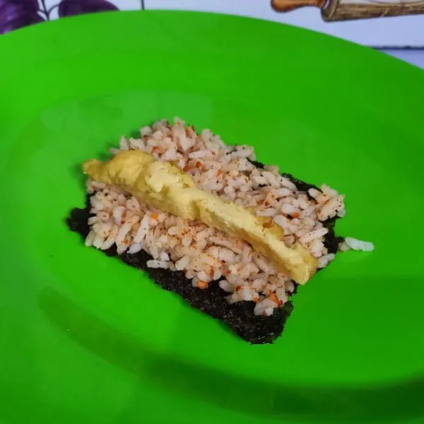Beri satu iris telur goreng.