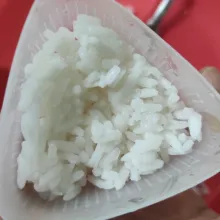 Untuk nasi, campur nasi bersama dengan minyak wijen dan kecap asin. Masukkan satu sendok dalam wadah cetakan.
