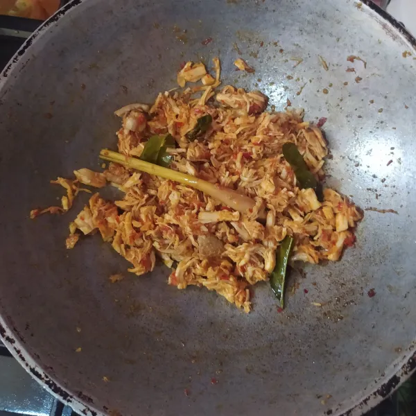 Masak hingga air menyusut dan bumbu meresap. Koreksi rasa.