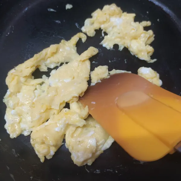Panaskan margarin, tuang telur kocok. buat orak arik telur. Angkat.