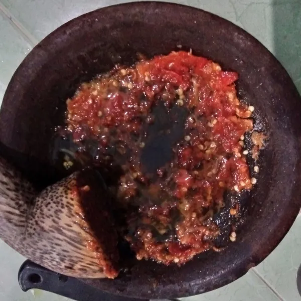 Tuang minyak panas, penyet tempe di atas sambal dan sajikan.