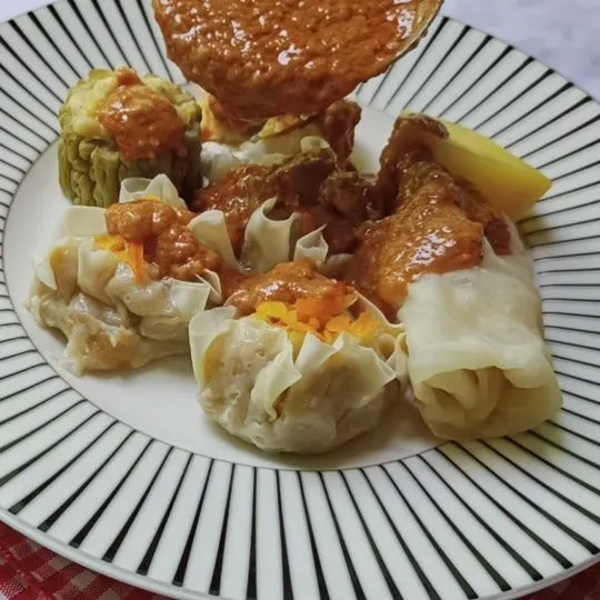 Sajikan siomay beserta pelengkap dan saus kacang, kecap manis, saus sambal dan perasan air jeruk limau.