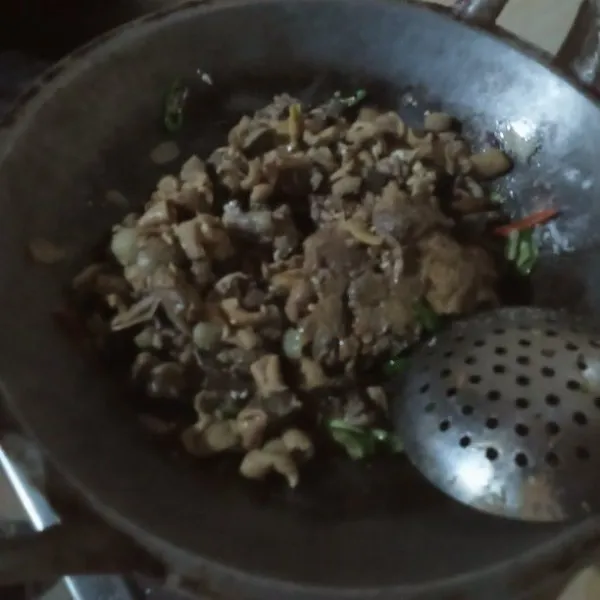 Masukkan kikil, aduk rata. Tambahkan kaldu, masak hingga bumbu meresap dan matang. Angkat.