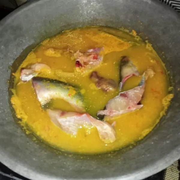 Masukkan ikan patin dan aduk perlahan.