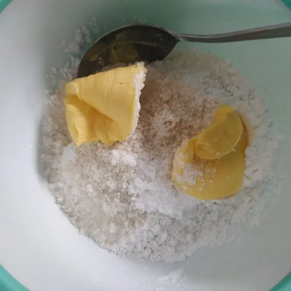 Campur jadi satu tepung terigu, margarin, baking powder, garam, dan gula pasir.