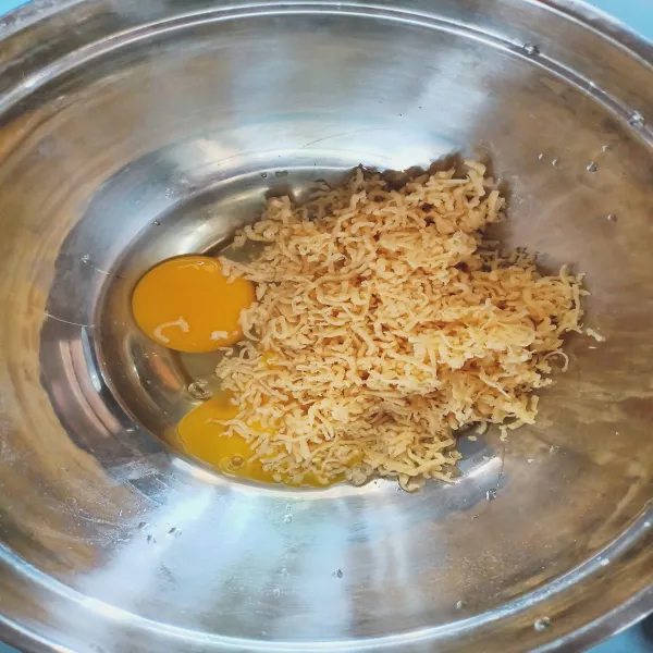 Masukkan telur dan keju kocok hingga tercampur.