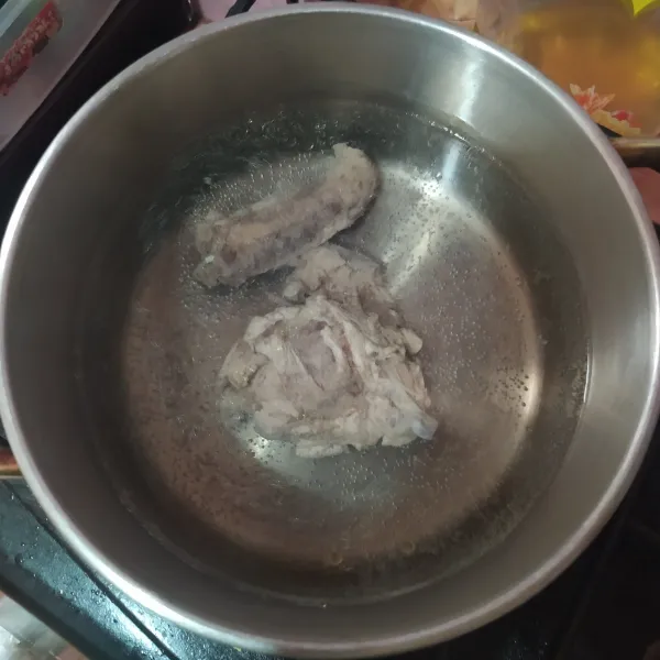 Rebus tulang ayam dengan air kaldu hingga mendidih.