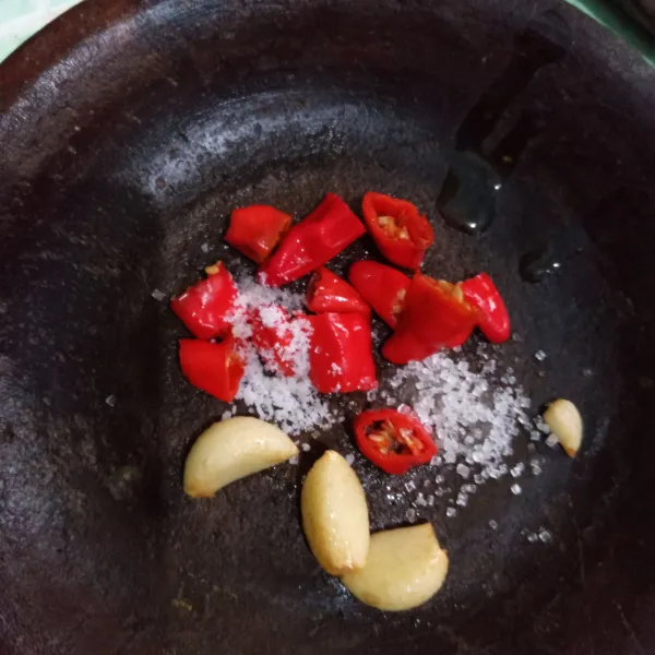 Goreng bawang sebentar lalu haluskan bersama cabai, gula dan garam.