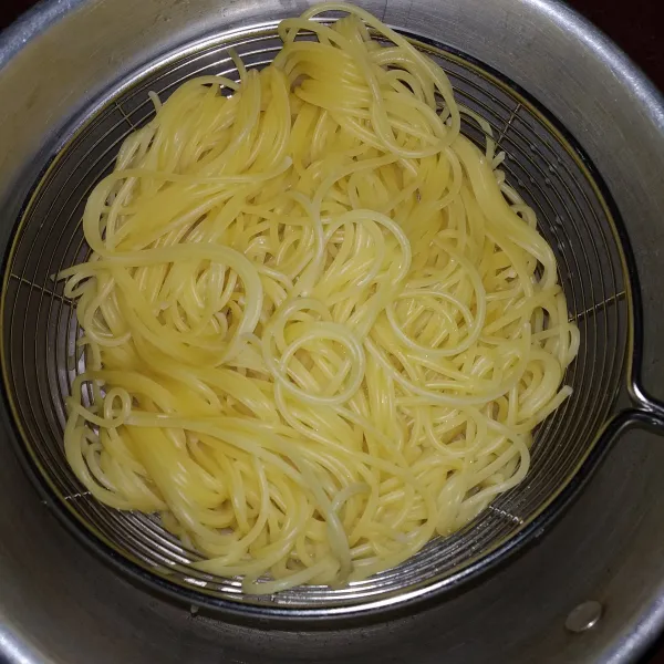Rebus spaghetti dengan tambahan minyak, masak sampai aldente. Tiriskan.